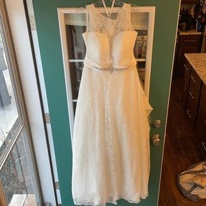 Beautiful sleeveless wedding gown, lace, size 16